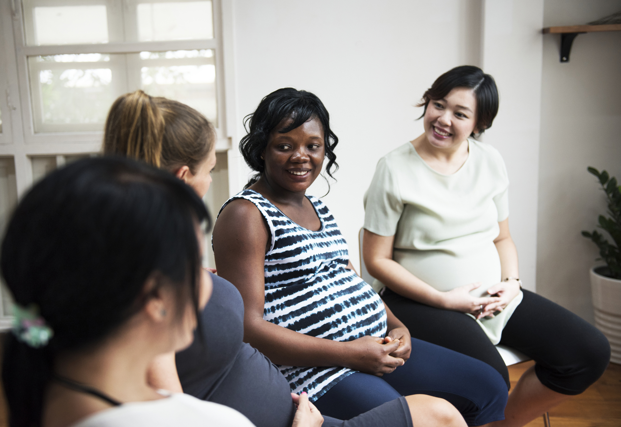 Image of  pregnant woman at a class.