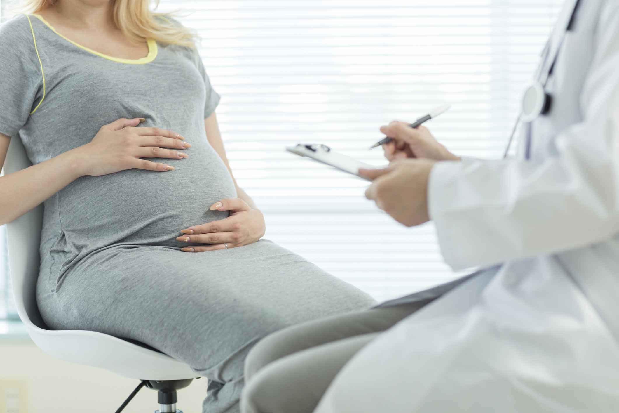 The pregnant woman who has an examination -