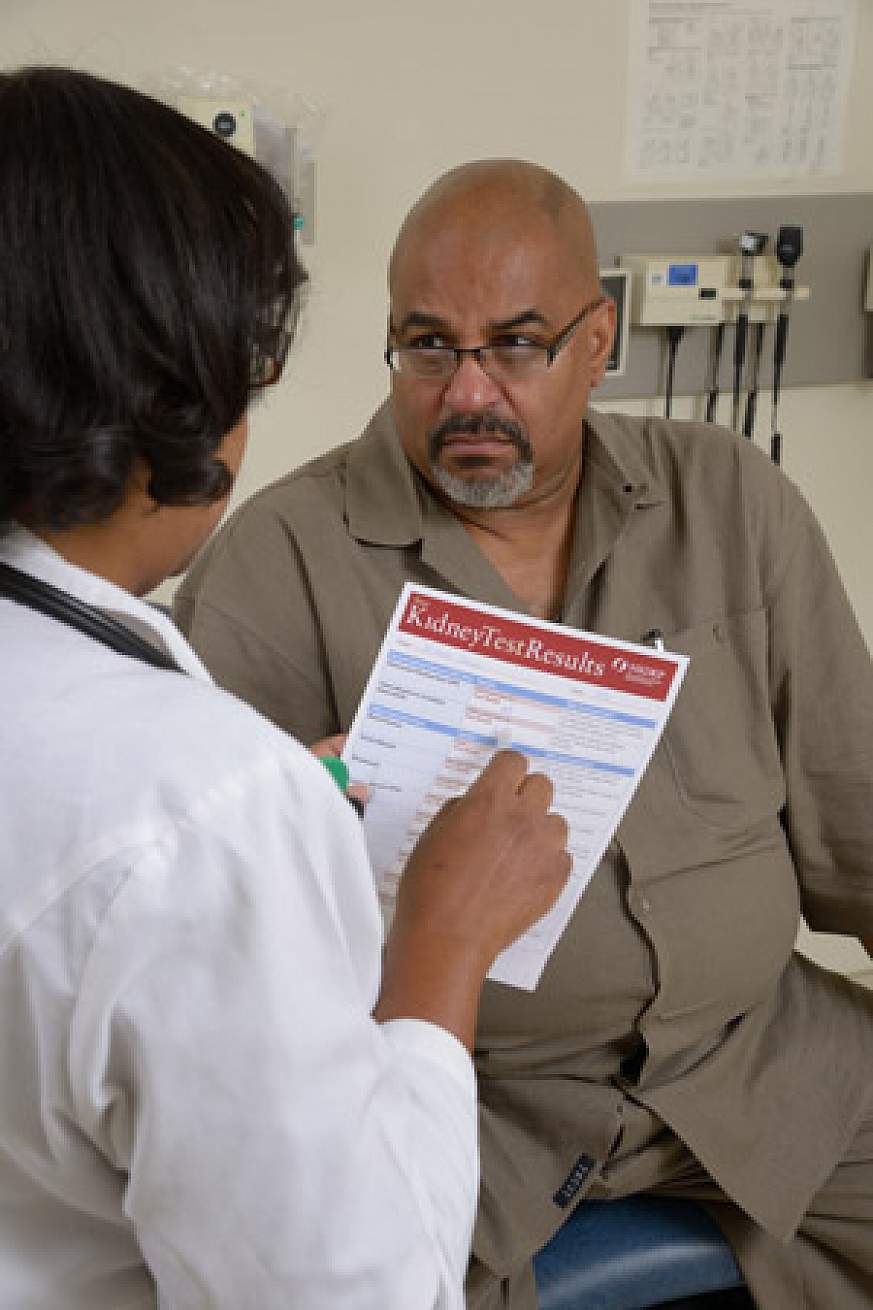 An image of a kidney patient and doctor