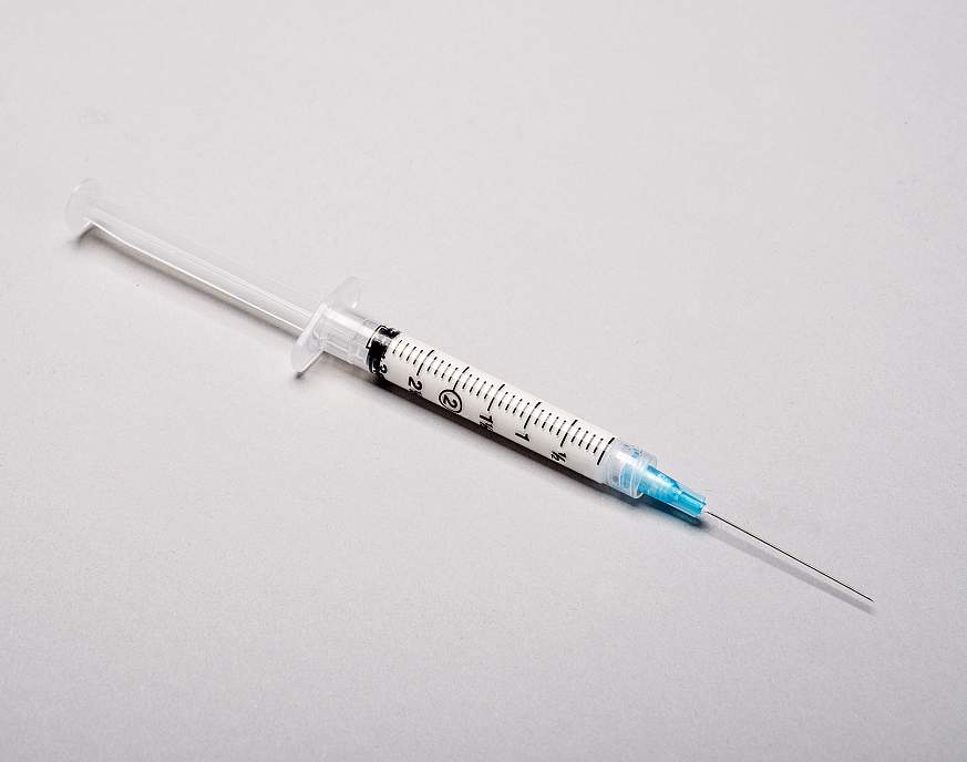 Syringe filled with long-acting cabotegravir