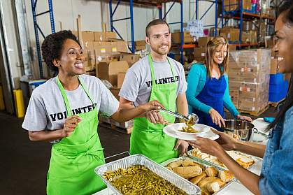 Photo volunteers serving food