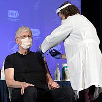 NIH Director Receives the COVID-19 Vaccine
