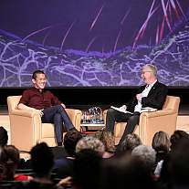 Science journalist Ed Yong speaks to NIH audience about the world of microbes
