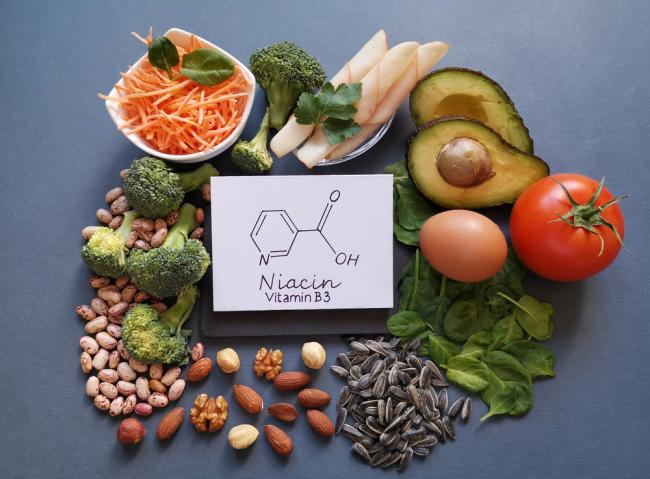 20240313-niacin.jpg Foods rich in vitamin B3, or niacin, surround a drawing of a niacin molecule: avocado, nuts, spinach, bean, broccoli, egg, tomato, and chicken breast slices.