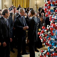 President Obama shakes hands with NIH Director Dr. Collins.