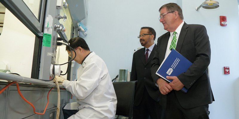 Rep. Michael Burgess (TX-26), Chairman of the House Energy and Commerce Subcommittee on Health, and Dr. Roderic Pettigrew, Director, National Institute of Biomedical Imaging and Bioengineering, observing laboratory investigation of preclinical molecular imaging probes.
