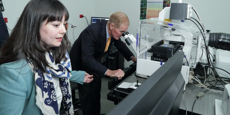 Senator Bill Nelson (FL), viewing advanced imaging technology in the confocal microscopy room with Dr. Shireen Sarraf, Postdoctoral Research Associate fellow, National Institute of Neurological Disorders and Stroke.